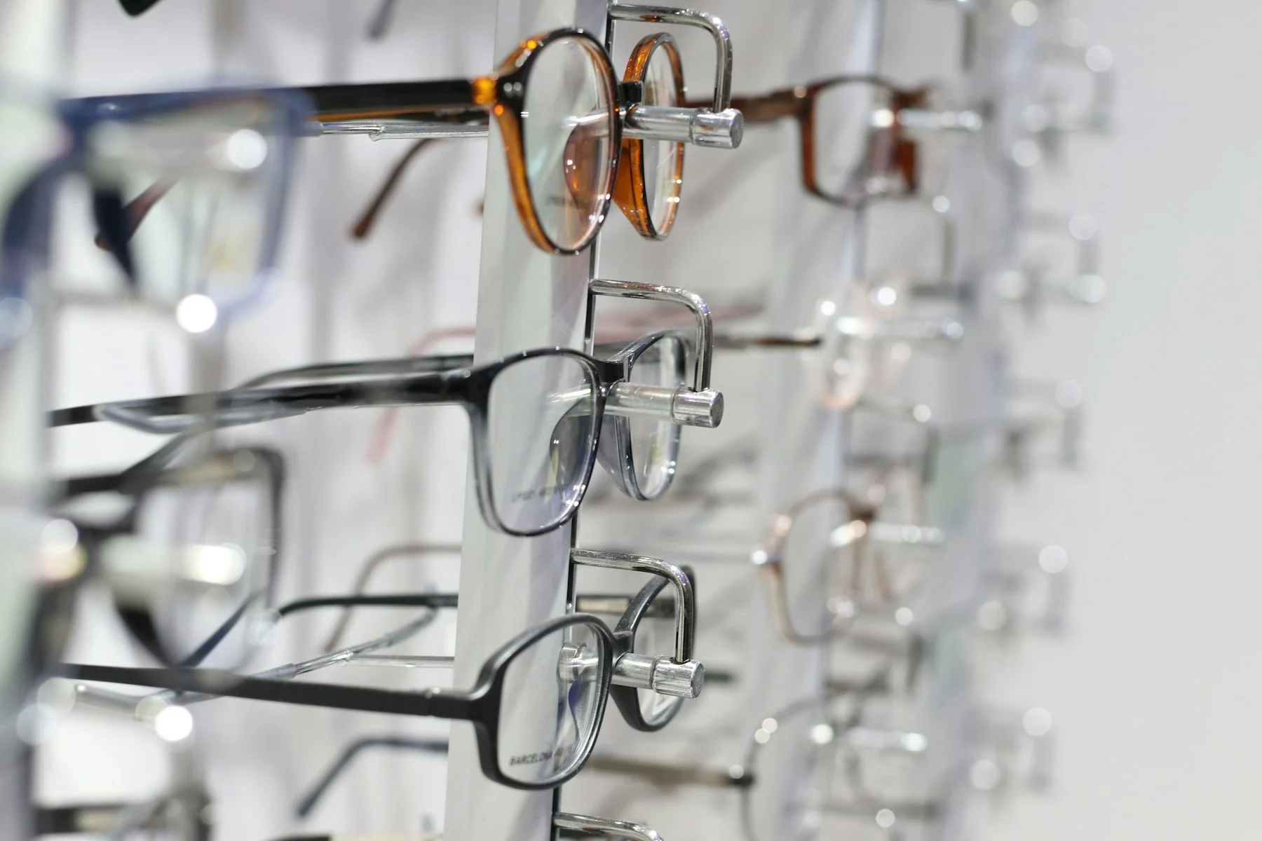 Sélection de montures chez un opticien