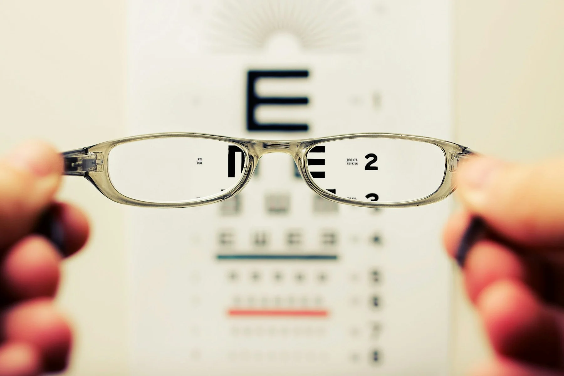 Vue d'un tableau d'examen à travers une paire de lunettes